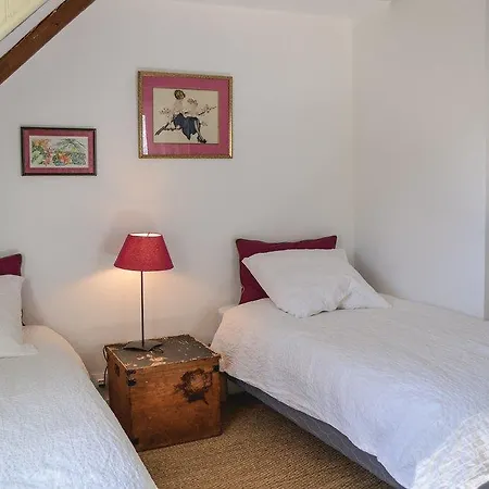 Three-bedroom Holiday In St Jacques Des Blats * Saint-Jacques-des-Blats