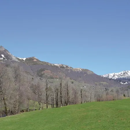 Three-bedroom Holiday In St Jacques Des Blats * Saint-Jacques-des-Blats