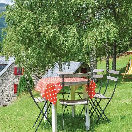 Three-bedroom Holiday In St Jacques Des Blats