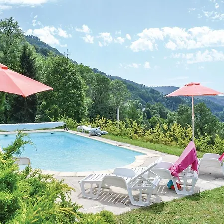 Three-bedroom Holiday In St Jacques Des Blats